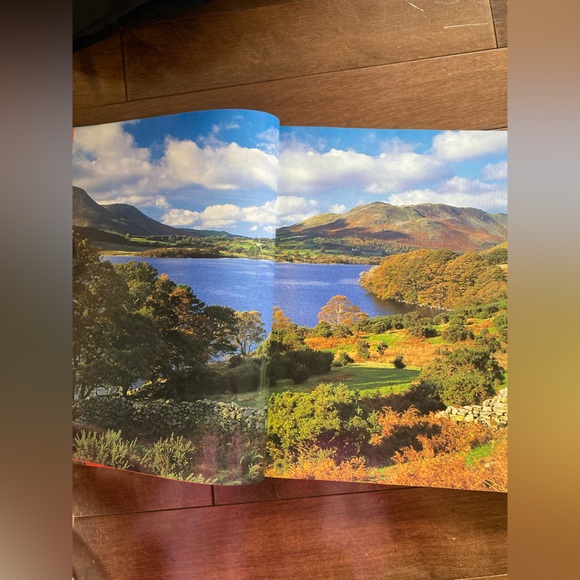 Illustrated Guide to Britain hardcover Book - Picture 6 of 10